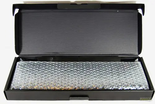 Thermaltake eSPORTS Poseidon Z Illuminated Gaming Mechanical Keyboard Review 4 TT-Poseidon-Z-Box-Open