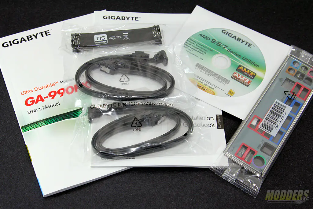 Gigabyte 990FXA-UD3 Rev 4.0 Motherboard Review: Old but Gold 4 Gigabyte GA-990FXA-UD3 Rev 4.0 Accessories