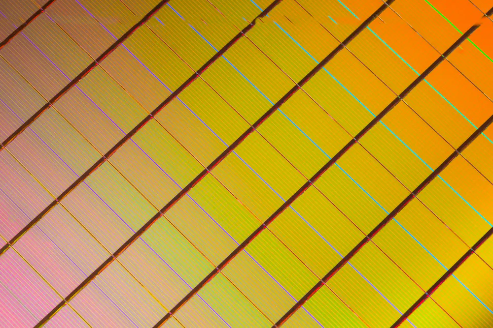 Intel and Micron Produce Breakthrough Memory Technology 1 3D+XPoint+Wafer+Close-Up_1000