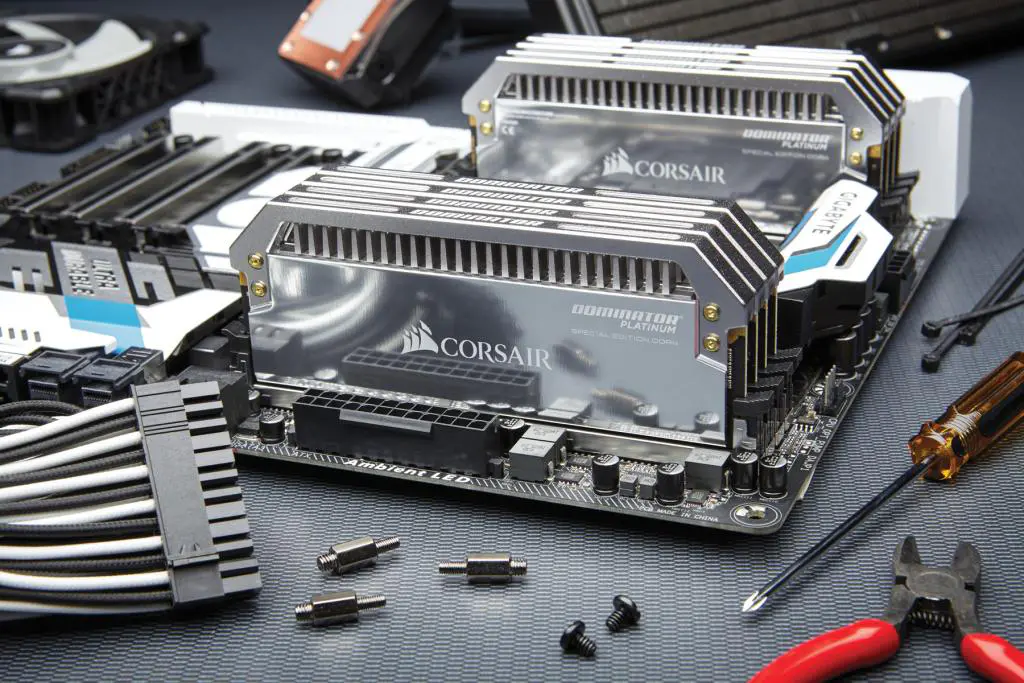 Corsair Updates Dominator Platinum and Vengeance LED DDR4 Modules with Special Edition and New Colors 1 dominator_se_chrome_08
